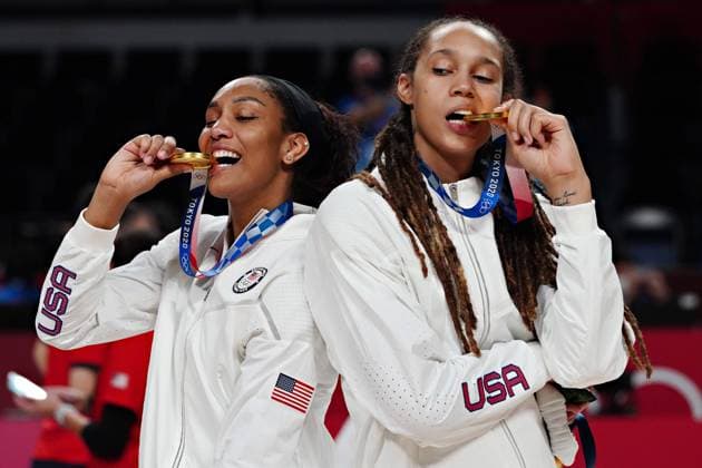 Bilder des Jahres 2021, Sport 08. August Sport Themen der Woche KW31 Sport Bilder des Tages Brittney Griner, right, and A Ja Wilson of the United States women s basketball team pose with their gold medals following the awards ceremony at the Tokyo Olympic Games, Olympische Spiele, Olympia, OS in Tokyo, Japan, on Sunday, August 8, 2021. USA won gold, Japan silver and France the bronze.  OLY20210808218 RICHARDxELLIS
