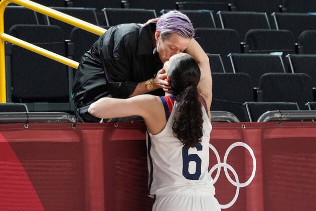 Sue Bird, 6, is congratulated by her partner USA soccer player Megan Rapinoe after United States women s basketball team defeated Japan to win the gold medal at the Tokyo Olympic Games, Olympische Spiele, Olympia, OS in Tokyo, Japan, on Sunday, August 8, 2021. USA won gold, Japan silver and France the bronze.  OLY20210808221 RICHARDxELLIS