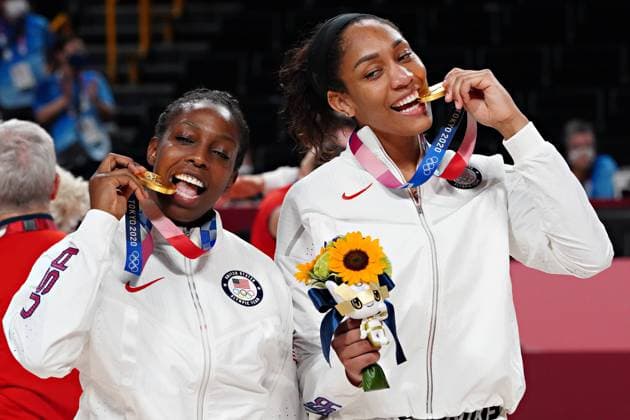 Chelsea Gray, left, and A Ja Wilson of the United States women s basketball team pose with their gold medals following the awards ceremony at the Tokyo Olympic Games, Olympische Spiele, Olympia, OS in Tokyo, Japan, on Sunday, August 8, 2021. USA won gold, Japan silver and France the bronze. OLY20210808222 RICHARDxELLIS