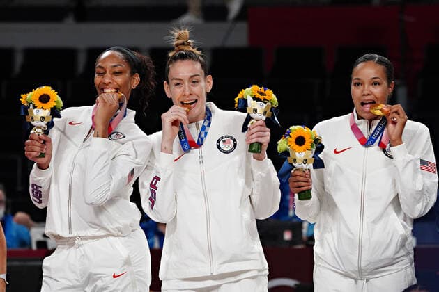 Breanna Stewart (c), A Ja Wilson, (L), and Napheesa Collier of the United States women s basketball team pose with their gold medals following the awards ceremony at the Tokyo Olympic Games, Olympische Spiele, Olympia, OS in Tokyo, Japan, on Sunday, August 8, 2021. USA won gold, Japan silver and France the bronze.  OLY20210808224 RICHARDxELLIS