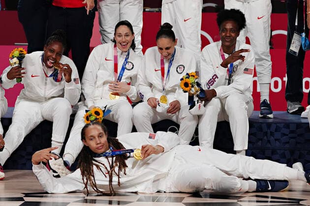 Members of the United States women s basketball team pose with their gold medals following the awards ceremony at the Tokyo Olympic Games, Olympische Spiele, Olympia, OS in Tokyo, Japan, on Sunday, August 8, 2021. USA won gold, Japan silver and France the bronze.  OLY20210808225 RICHARDxELLIS