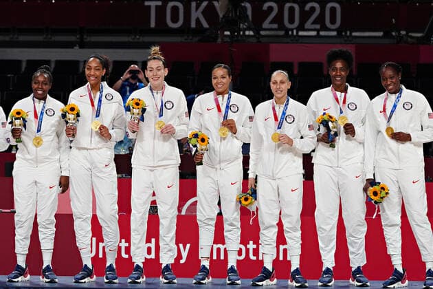 Members of the United States women s basketball team pose with their gold medals during the awards ceremony at the Tokyo Olympic Games, Olympische Spiele, Olympia, OS in Tokyo, Japan, on Sunday, August 8, 2021. USA won gold, Japan silver and France the bronze.  OLY20210808227 RICHARDxELLIS