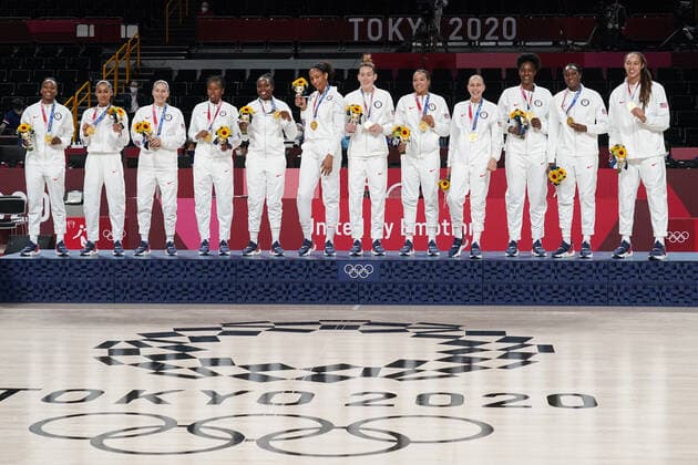 Members of the United States women s basketball team pose with their gold medals during the awards ceremony at the Tokyo Olympic Games, Olympische Spiele, Olympia, OS in Tokyo, Japan, on Sunday, August 8, 2021. USA won gold, Japan silver and France the bronze.  OLY20210808229 RICHARDxELLIS