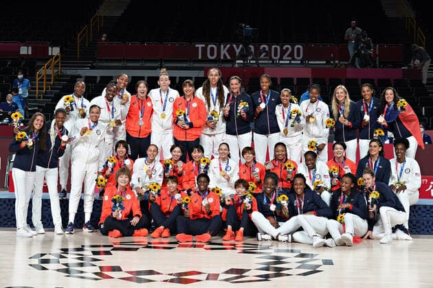 Members of the United States, Japan and France women s basketball teams pose together with their medals during the awards ceremony at the Tokyo Olympic Games, Olympische Spiele, Olympia, OS in Tokyo, Japan, on Sunday, August 8, 2021. USA won gold, Japan silver and France the bronze.  OLY20210808230 RICHARDxELLIS