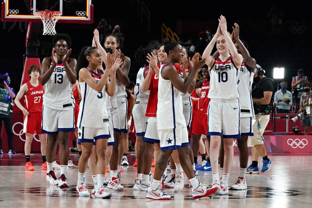 Members of the United States Women s Basketball team celebrate after beating Japan in the finals at the Tokyo Olympic Games, Olympische Spiele, Olympia, OS in Tokyo, Japan, on Sunday, August 8, 2021. USA won gold, Japan silver and France the bronze.  OLY20210808238 RICHARDxELLIS