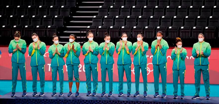 Brazil s players pose with the silver medal during the awards ceremony of women s volleyball at the 2020 Olympic Games, Olympische Spiele, Olympia, OS in the Ariake Arena in Tokyo, Japan, 08 August 2021. Tokyo 2020 Olympic Games - Volleyball: Brazil vs USA !ACHTUNG: NUR REDAKTIONELLE NUTZUNG!  Copyright: xMiguelxGutierrezx EVE9639 20210808-92a68a4e06e480eefb12ce61f210a9894d3e0b33