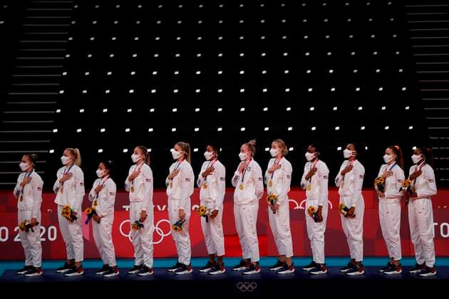 USA s players hear their country s anthem after receiving the gold medal during the awards ceremony of women s volleyball at the 2020 Olympic Games, Olympische Spiele, Olympia, OS in the Ariake Arena in Tokyo, Japan, 08 August 2021. Tokyo 2020 Olympic Games - Volleyball: Brazil vs USA !ACHTUNG: NUR REDAKTIONELLE NUTZUNG!  Copyright: xMiguelxGutierrezx EVE9641 20210808-1011ca7b6291c0439557f6ecf761bb42f4aca5c5