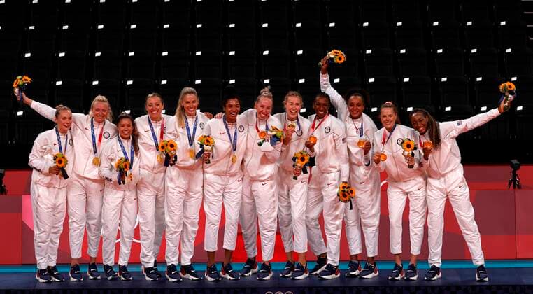 USA s players pose with the gold medal during the awards ceremony of women s volleyball at the 2020 Olympic Games, Olympische Spiele, Olympia, OS in the Ariake Arena in Tokyo, Japan, 08 August 2021. Tokyo 2020 Olympic Games - Volleyball: Brazil vs USA !ACHTUNG: NUR REDAKTIONELLE NUTZUNG!  Copyright: xMiguelxGutierrezx EVE9644 20210808-baa38c39255c4ad7c58849adbf0e87c4ab6ec466