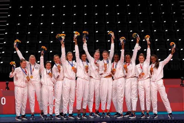USA s players pose with the gold medal during the awards ceremony of women s volleyball at the 2020 Olympic Games, Olympische Spiele, Olympia, OS in the Ariake Arena in Tokyo, Japan, 08 August 2021. Tokyo 2020 Olympic Games - Volleyball: Brazil vs USA !ACHTUNG: NUR REDAKTIONELLE NUTZUNG!  Copyright: xMiguelxGutierrezx EVE9643 20210808-d99ba15ed1b1595cb024774645a246c9559adb7b