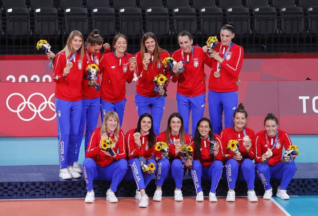 Serbian players poses with their bronze medals in Women s Volleyball at the Tokyo Summer Olympics in Tokyo, Japan, on Sunday, August 8, 2021. USA won the gold medal and Brazil won the silver.  OLY20210808632 BOBxSTRONG