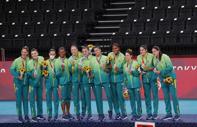 Brazil players poses with their silver medals in Women s Volleyball after being defeated by the USA at the Tokyo Summer Olympics in Tokyo, Japan, on Sunday, August 8, 2021.  OLY20210808633 BOBxSTRONG