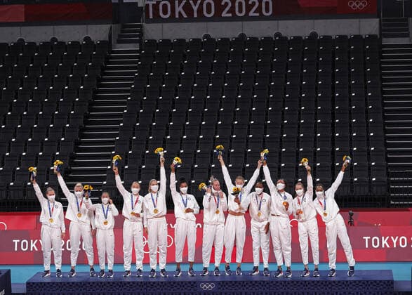Team USA pose with their gold medals after defeating Brazil in straight sets, 25-21, 25-20 and 25-14 in the Women s Volleyball Finals at the Tokyo Summer Olympics in Tokyo, Japan, on Sunday, August 8, 2021.  OLY20210808607 BOBxSTRONG