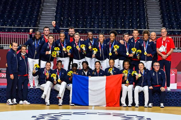 joie des joueuses de la France sur le podium - medaille d or HANDBALL : Finale France vs Comite Olympique de la Russie - Jeux Olympiques - Tokyo 2020 - 08 08 2021 JBAutissier Panoramic 