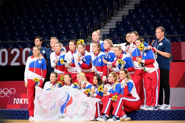 Siegerehrung, victory ceremony, franzoesische Spielerinnen jubeln, Team ROC, 2. Platz, Silbermedaille, Silver Medal, Silver Medallist, Silbermedaillengewinnerin, Jubel, jubeln, Freude, cheers, ROC - FRA 25 : 30, Handball, Gold Medal Match, Finale der Frauen, WomenÕs handball final, Yoyogi National Stadium 08.08.2021 Olympische Sommerspiele 2020, vom 23.07. - 08.08.2021 in Tokio Japan.
