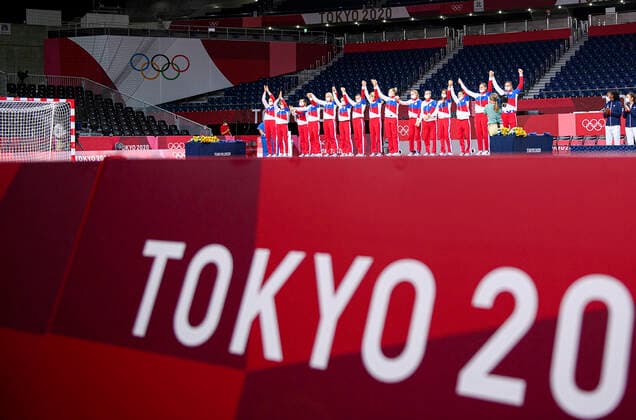 Siegerehrung, victory ceremony, Team ROC, 2. Platz, Silbermedaille, Silver Medal, Silver Medallist, Silbermedaillengewinnerin, Team FRA, Siegerin, winner, Olympiasiegerin, 1. Platz, Goldmedaille, Goldmedaillengewinnerin, Olympic champion, Gold Medallist, Siegerin, winner, Olympiasiegerin, 1. Platz, Goldmedaille, Goldmedaillengewinnerin, Olympic champion, Gold Medallist, ROC - FRA 25 : 30, Handball, Gold Medal Match, Finale der Frauen, WomenÕs handball final, Yoyogi National Stadium 08.08.2021 Olympische Sommerspiele 2020, vom 23.07. - 08.08.2021 in Tokio Japan.