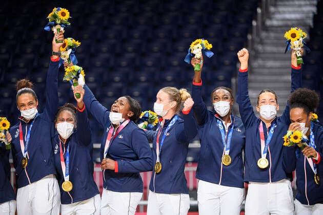 Siegerehrung, victory ceremony, franzoesische Spielerinnen jubeln, Team FRA, Jubel, jubeln, Freude, cheers, Siegerin, winner, Olympiasiegerin, 1. Platz, Goldmedaille, Goldmedaillengewinnerin, Olympic champion, Gold Medallist, ROC - FRA 25 : 30, Handball, Gold Medal Match, Finale der Frauen, WomenÕs handball final, Yoyogi National Stadium 08.08.2021 Olympische Sommerspiele 2020, vom 23.07. - 08.08.2021 in Tokio Japan.