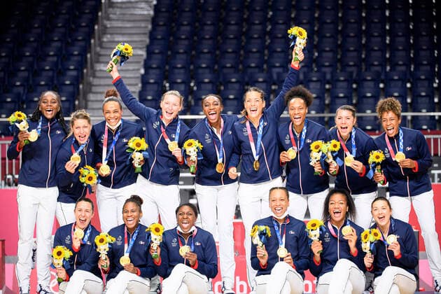 Siegerehrung, victory ceremony, franzoesische Spielerinnen jubeln, Team FRA, Jubel, jubeln, Freude, cheers, Siegerin, winner, Olympiasiegerin, 1. Platz, Goldmedaille, Goldmedaillengewinnerin, Olympic champion, Gold Medallist, ROC - FRA 25 : 30, Handball, Gold Medal Match, Finale der Frauen, WomenÕs handball final, Yoyogi National Stadium 08.08.2021 Olympische Sommerspiele 2020, vom 23.07. - 08.08.2021 in Tokio Japan.