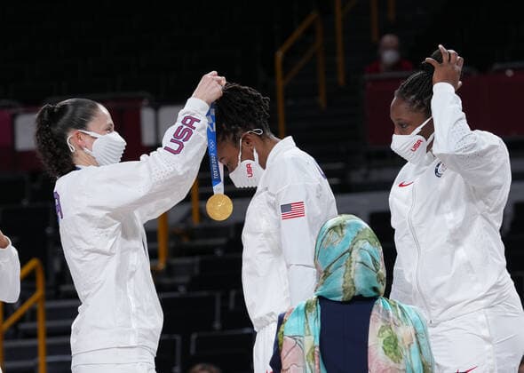 (210808) -- SAITAMA, Aug. 8, 2021 -- Sue Bird of the United States (L) helps her teammate Ariel Atkins to put on the gold medal during the awarding ceremony after the women s basketball final between the United States and Japan at the Tokyo 2020 Olympic Games, Olympische Spiele, Olympia, OS in Saitama, Japan, Aug. 8, 2021. ) (TOKYO2020)JAPAN-SAITAMA-OLY-BASKETBALL-WOMEN S FINAL-USA VS JPN MengxYongmin 