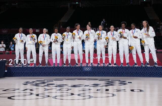 (210808) -- SAITAMA, Aug. 8, 2021 -- Players of the United States pose during the awarding ceremony after the women s basketball final between the United States and Japan at the Tokyo 2020 Olympic Games, Olympische Spiele, Olympia, OS in Saitama, Japan, Aug. 8, 2021. ) (TOKYO2020)JAPAN-SAITAMA-OLY-BASKETBALL-WOMEN S FINAL-USA VS JPN MengxYongmin 