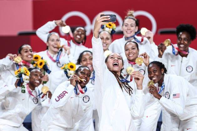 Bilder des Jahres 2021, Sport 07. Juli (210808) -- TOKYO, Aug. 8, 2021 -- Gold medalists of Team USA pose for a photo on the women s basketball awarding ceremony at Tokyo 2020 Olympic Games, Olympische Spiele, Olympia, OS in Tokyo, Japan, Aug. 8, 2021. ) (TOKYO2020)JAPAN-TOKYO-OLY-BASKETBALL-WOMEN-AWARDING CEREMONY PanxYulong 