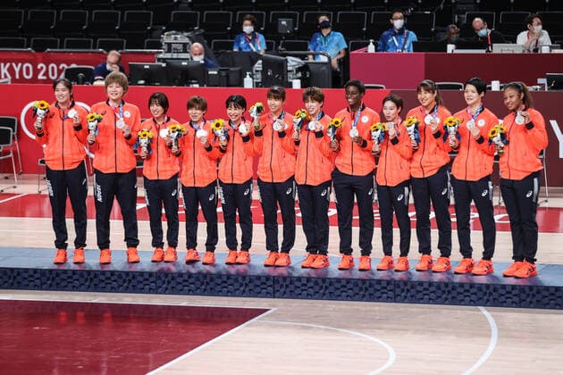 (210808) -- TOKYO, Aug. 8, 2021 -- Silver medalists of Team Japan pose for a photo on the women s basketball awarding ceremony at Tokyo 2020 Olympic Games, Olympische Spiele, Olympia, OS in Tokyo, Japan, Aug. 8, 2021. ) (TOKYO2020)JAPAN-TOKYO-OLY-BASKETBALL-WOMEN-AWARDING CEREMONY PanxYulong 