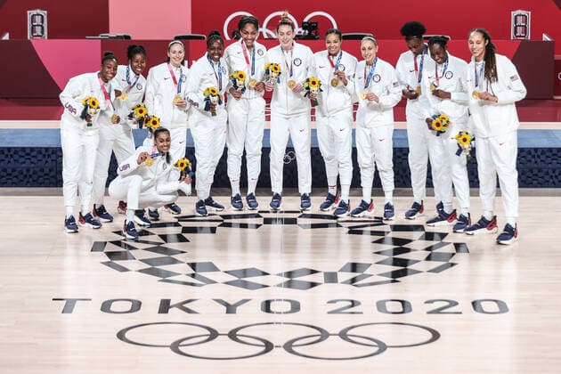 (210808) -- TOKYO, Aug. 8, 2021 -- Gold medalists of Team USA pose for a photo on the women s basketball awarding ceremony at Tokyo 2020 Olympic Games, Olympische Spiele, Olympia, OS in Tokyo, Japan, Aug. 8, 2021. ) (TOKYO2020)JAPAN-TOKYO-OLY-BASKETBALL-WOMEN-AWARDING CEREMONY PanxYulong 