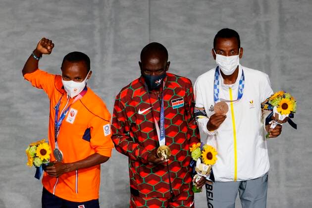 Kenyan Eliud Kipchoge (C-gold), Dutch Abdi Nageeye (L-silver) and Belgian Bashir Abdi (R-bronze) celebrate on the podium of the men s marathon during the Closing Ceremony of the Tokyo 2020 Olympic Games, Olympische Spiele, Olympia, OS at the Olympic Stadium in Tokyo, Japan, 08 August 2021. Tokyo 2020 Olympic Games - Closing Ceremony !ACHTUNG: NUR REDAKTIONELLE NUTZUNG!  Copyright: xLavandeiraxJrx EVE9685 20210808-2e5c242282b0494a0c13066be2c57fcaf762ab89