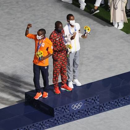 TOKYO, 8-08-2021, Olympic Stadium, Olympic Games, Olympische Spiele, Olympia, OS Closing Ceremony, Marathon mens ceremony with silver medalist abdi nageeye Tokyo Olympics: Closing ceremony  x12962942x Copyright: