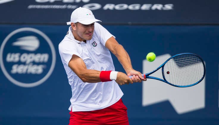 (210808) -- TORONTO, Aug. 8, 2021 -- Brayden Schnur of Canada returns the ball against Marcos Giron of the United States during the first round of men s qualifying singles match at the 2021 National Bank Open in Toronto, Canada, on Aug. 7, 2021. (Photo by Xinhua) (SP)CANADA-TORONTO-TENNIS-NATIONAL BANK OPEN-MEN S SINGLES-QUALIFYING ZouxZheng 