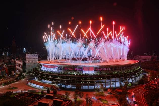 Bilder des Jahres 2021, Sport 08. August Sport Themen der Woche KW31 Fireworks around the roof of the National Stadium as part of the Tokyo 2020 Olympic Games, Olympische Spiele, Olympia, OS Closing Ceremony at the Olympic Stadium in Tokyo, Japan on August 8, 2021. Noxthirdxpartyxsales  (166777521)