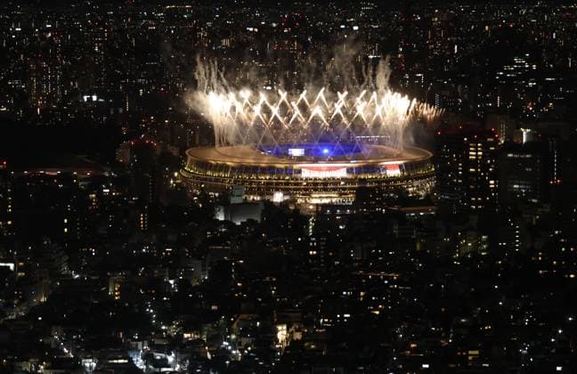 Sport Bilder des Tages TOKYO, JAPAN - AUGUST 8, 2021: A firework display during the closing ceremony of the 2020 Summer Olympic Games, Olympische Spiele, Olympia, OS at the Japan National Stadium (a.k.a the Olympic Stadium). The Olympic Games were held amid the COVID-19 pandemic. The closing ceremony features live and pre-recorded elements. Valery Sharifulin TASS  TS10C154