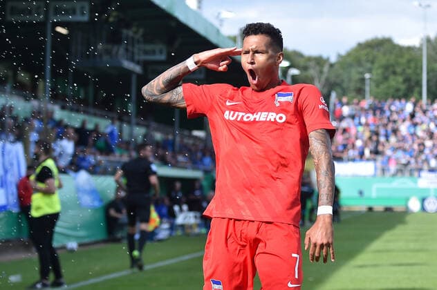 Sport Bilder des Tages Fußball DFB-Pokal 1. Runde SV Meppen - Hertha BSC Berlin am 09.08.2021 in der Hänsch-Arena in Meppen Torjubel Jubel zum 0:1 durch Davie Selke ( Berlin ) DFB regulations prohibit any use of photographs as image sequences and or quasi-video. *** Football DFB Pokal 1 Runde SV Meppen Hertha BSC Berlin am 09 08 2021 in der Hänsch Arena in Meppen Torjubel Jubel zum 0 1 durch Davie Selke Berlin DFB regulations prohibit any use of photographs as image sequences and or quasi video xHDx