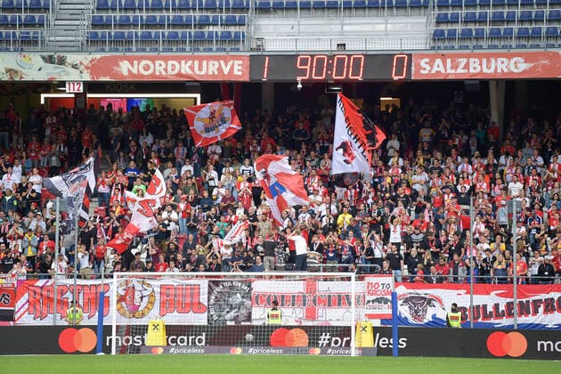 Salzburg, Oesterreich 08. August 2021: Admiral Bundesliga - 2021 2022 - Sp. 3 - RB Salzburg vs. FK Austria Wien Die Nordkurve mit Fans und der Anzeigetafel mit dem Endstand vom Spiel. Red Bull Arena Copyright: xFotostandx xWassmuthx