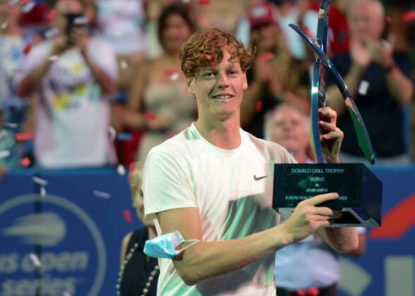 Sport Bilder des Tages August 15, 2021, Washington, D.C, U.S: JANNIK SINNER of Italy with the Donald Dell trophy after winning the Citi Open tennis tournament in Washington D.C. Washington U.S. - ZUMAl132 20210815_zap_l132_005 Copyright: xChristopherxLevyx