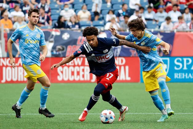 FOXBOROUGH, MA - AUGUST 08: New England Revolution forward Tajon Buchanan (17) fends off Philadelphia Union midfielder Paxton Aaronson (30) during a match between the New England Revolution and the Philadelphia Union on August 8, 2021 at Gillette Stadium in Foxborough, Massachusetts. (Photo by Fred Kfoury III Icon Sportswire) SOCCER: AUG 08 MLS, Fussball Herren, USA - Philadelphia Union at New England Revolution Icon482210808001