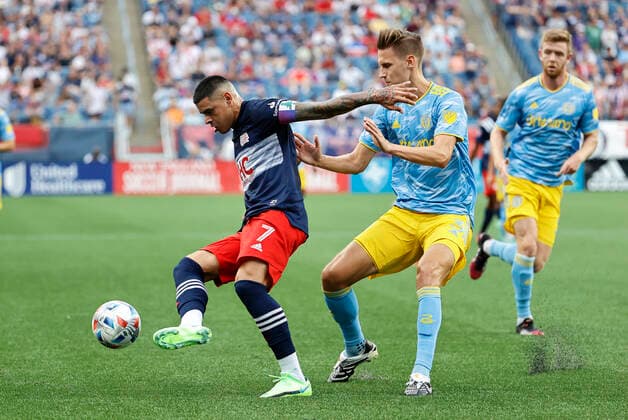 FOXBOROUGH, MA - AUGUST 08: New England Revolution forward Gustavo Bou (7) shields Philadelphia Union defender Jack Elliott (3) from the ball during a match between the New England Revolution and the Philadelphia Union on August 8, 2021 at Gillette Stadium in Foxborough, Massachusetts. (Photo by Fred Kfoury III Icon Sportswire) SOCCER: AUG 08 MLS, Fussball Herren, USA - Philadelphia Union at New England Revolution Icon482210808004