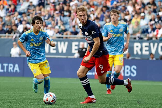 FOXBOROUGH, MA - AUGUST 08: New England Revolution forward Adam Buksa (9) looks for help as Philadelphia Union midfielder Paxton Aaronson (30) moves in during a match between the New England Revolution and the Philadelphia Union on August 8, 2021 at Gillette Stadium in Foxborough, Massachusetts. (Photo by Fred Kfoury III Icon Sportswire) SOCCER: AUG 08 MLS, Fussball Herren, USA - Philadelphia Union at New England Revolution Icon482210808009