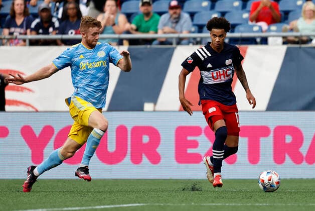 FOXBOROUGH, MA - AUGUST 08: New England Revolution forward Tajon Buchanan (17) looks to pass during a match between the New England Revolution and the Philadelphia Union on August 8, 2021 at Gillette Stadium in Foxborough, Massachusetts. (Photo by Fred Kfoury III Icon Sportswire) SOCCER: AUG 08 MLS, Fussball Herren, USA - Philadelphia Union at New England Revolution Icon482210808017