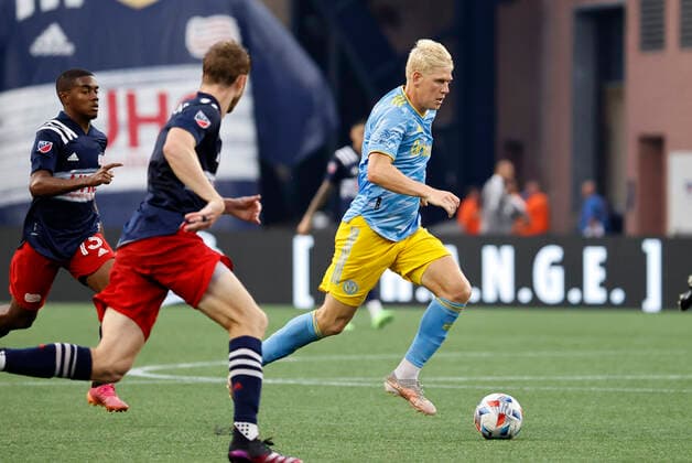 FOXBOROUGH, MA - AUGUST 08: Philadelphia Union defender Jakob Glesnes (5) carries the ball during a match between the New England Revolution and the Philadelphia Union on August 8, 2021 at Gillette Stadium in Foxborough, Massachusetts. (Photo by Fred Kfoury III Icon Sportswire) SOCCER: AUG 08 MLS, Fussball Herren, USA - Philadelphia Union at New England Revolution Icon482210808018