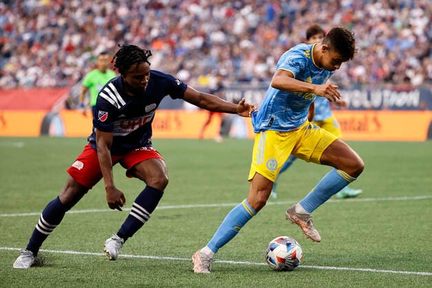 FOXBOROUGH, MA - AUGUST 08: Philadelphia Union midfielder Quinn Sullivan (33) slips past New England Revolution midfielder DeJuan Jones (24) during a match between the New England Revolution and the Philadelphia Union on August 8, 2021 at Gillette Stadium in Foxborough, Massachusetts. (Photo by Fred Kfoury III Icon Sportswire) SOCCER: AUG 08 MLS, Fussball Herren, USA - Philadelphia Union at New England Revolution Icon482210808021