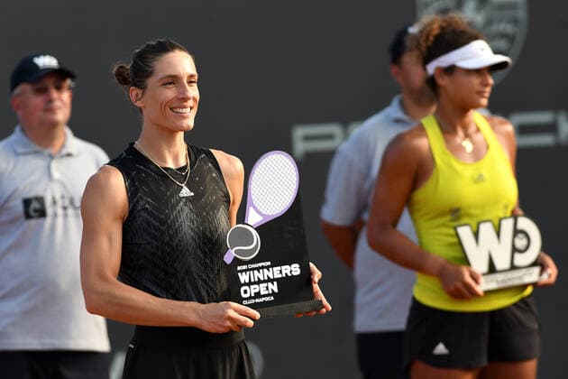 Sport Bilder des Tages WTA, Tennis Damen Tour Winners Open Final Mayar Sherif and Andrea Petkovic taking a photo at the end of WTA Tour Winners Open Final, Center Court, at Winners Open from Cluj-Napoca, Romania, 8 August 2021 Cluj-Napoca Romania buboi-notitle210808_np77U  Copyright: xFlaviuxBuboix