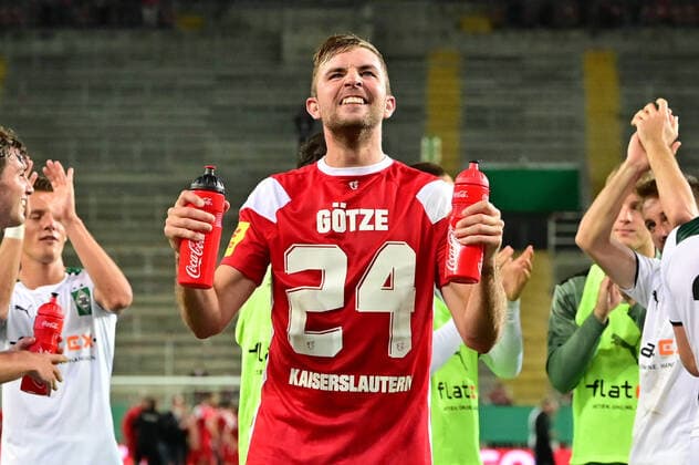 Bilder des Jahres 2021, Sport 08. August Sport Themen der Woche KW32 Sport Bilder des Tages Fußball DFB-Pokal 1. Runde 1.FC Kaiserslautern - Borussia Mönchengladbach am 09.08.2021 im Fritz-Walter-Stadion in Kaiserslautern Christoph Kramer ( Mönchengladbach ) DFB regulations prohibit any use of photographs as image sequences and or quasi-video. *** Football DFB Pokal 1 Runde 1 FC Kaiserslautern Borussia Mönchengladbach am 09 08 2021 im Fritz Walter Stadion in Kaiserslautern Christoph Kramer Mönchengladbach DFB regulations prohibit any use of photographs as image sequences and or quasi video xMNx