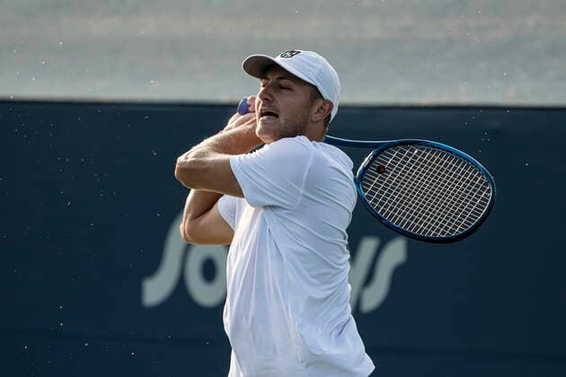 August 9, 2021, Toronto, on, Canada: CanadaÃ¢â‚¬â ¢s Brayden Schnur returns a ball from South AfricaÃ¢â‚¬â ¢s Lloyd Harris during National Bank Open men s tennis action, in Toronto, Monday, Aug. 9, 2021. Canada News - August 9, 2021  - ZUMAc35_ 20210809_zaf_c35_189 Copyright: xChristopherxKatsarovx