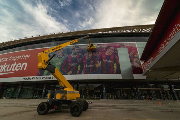 August 10, 2021, Barcelona, Catalonia, Spain: Workers remove the portrait of Messi at the facade of the Camp Nou Stadium after the exit of the club s legendary ex-forward Barcelona Spain - ZUMAo105 0129023884st Copyright: xMatthiasxOesterlex