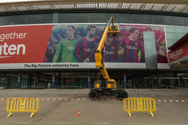 August 10, 2021, Barcelona, Catalonia, Spain: Workers remove the portrait of Messi at the facade of the Camp Nou Stadium after the exit of the club s legendary ex-forward Barcelona Spain - ZUMAo105 0129023887st Copyright: xMatthiasxOesterlex