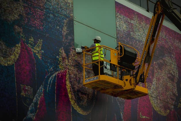 August 10, 2021, Barcelona, Catalonia, Spain: Workers remove the portrait of Messi at the facade of the Camp Nou Stadium after the exit of the club s legendary ex-forward Barcelona Spain - ZUMAo105 0129024025st Copyright: xMatthiasxOesterlex