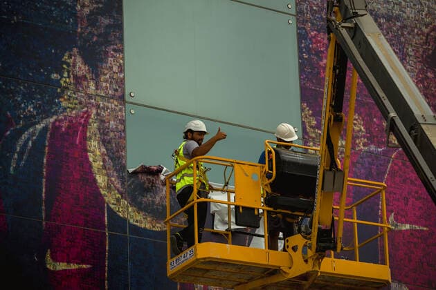 August 10, 2021, Barcelona, Catalonia, Spain: Workers remove the portrait of Messi at the facade of the Camp Nou Stadium after the exit of the club s legendary ex-forward Barcelona Spain - ZUMAo105 0129024301st Copyright: xMatthiasxOesterlex