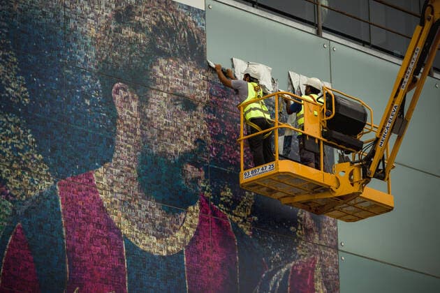 August 10, 2021, Barcelona, Catalonia, Spain: Workers remove the portrait of Messi at the facade of the Camp Nou Stadium after the exit of the club s legendary ex-forward Barcelona Spain - ZUMAo105 0129024369st Copyright: xMatthiasxOesterlex
