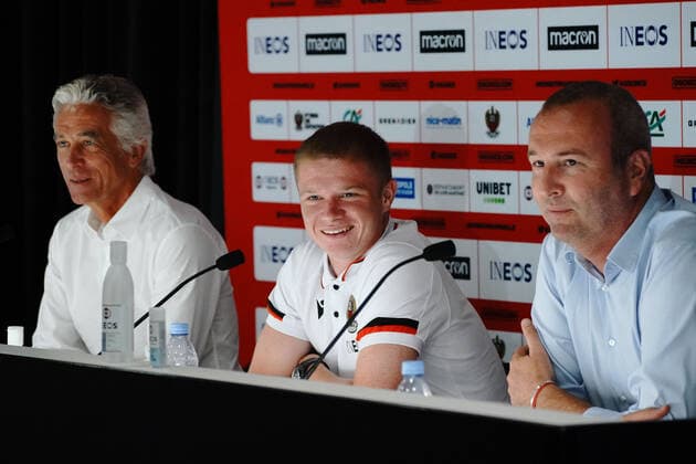 Jean Pierre Rivere (president de l OGC Nice) - Melvin Bard (OGC Nice) - Julien Fournier (directeur du football de l OGC Nice) FOOTBALL : OGC Nice - Presentation des nouvelles recrues - Nice - 10 08 2021 NorbertScanella PanoramiC 