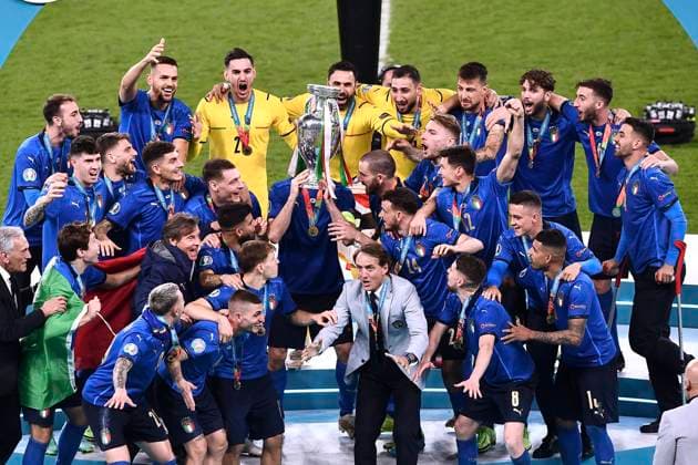 CHIELLINI Giorgio Kapitaen Team ITA bei der Siegerehrung mit EM Pokal und dem Team vorne Trainer MANCINI Roberto Finale Spiel England - Italien am 11. 07 2021 in Wembley London DFL REGULATIONS PROHIBIT ANY USE OF PHOTOGRAPHS as IMAGE SEQUENCES and or QUASI-VIDEO